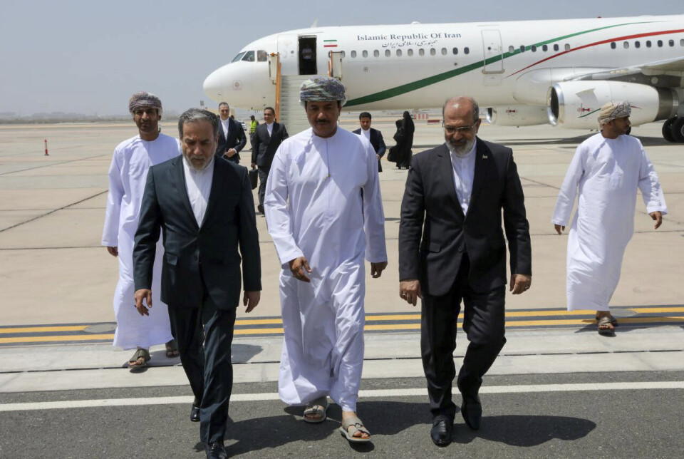 MUSCAT: Irans utenriksminister Abbas Araghchi, til venstre, ønskes velkommen til atomsamtaler med USA i Omans hovedstad Muscat.