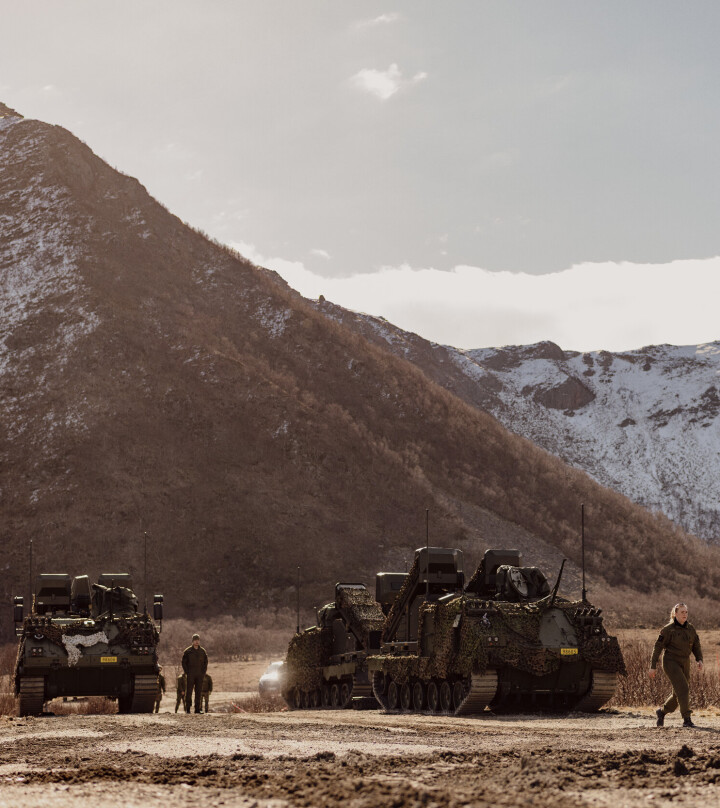 FORBEREDELSER: Utstyr blir sjekket godt bare timer før øvelsen starter for alvor på Nordmela på Andøya.