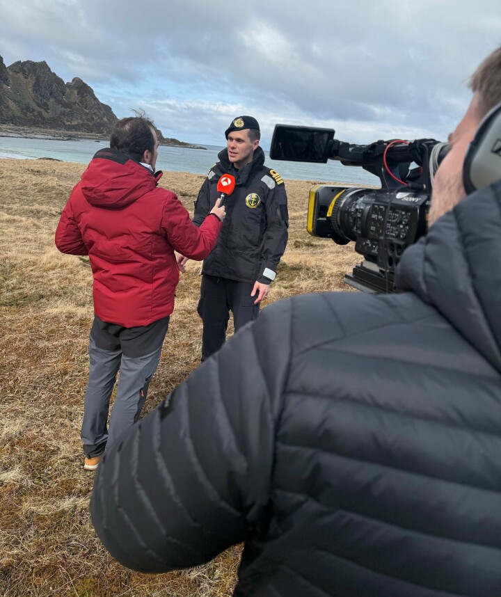 ØVINGSLEDER: Roar Nordvik intervjues av spansk TV på Andøya.