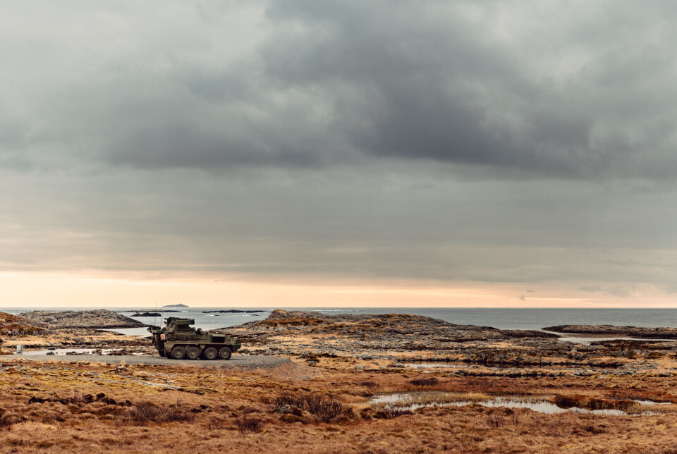 STILLE FØR STORMEN: Et amerikansk pansret personellkjøretøy av typen Stryker ved sjøkanten på Nordmela på Andøya.