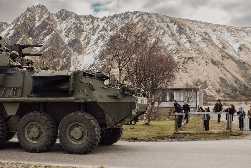 VELKOMMEN: En amerikansk stryker passerer en skole på vei til Nordmela, til stor begeistring for de lokale barna.