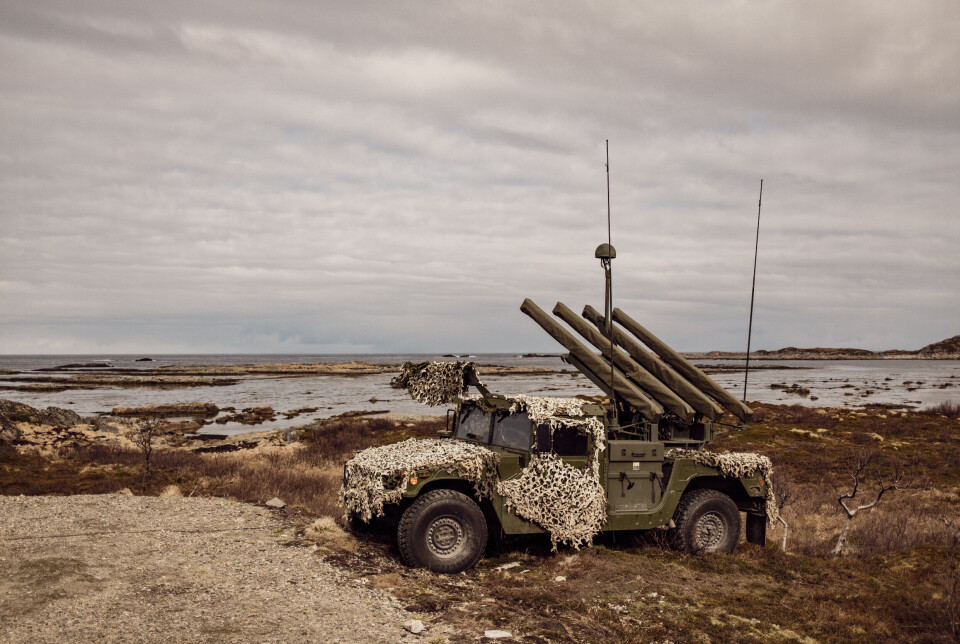 PARKERING: Hærens mobile kampluftvern fant seg en plass ikke langt unna sjøen på Nordmela.