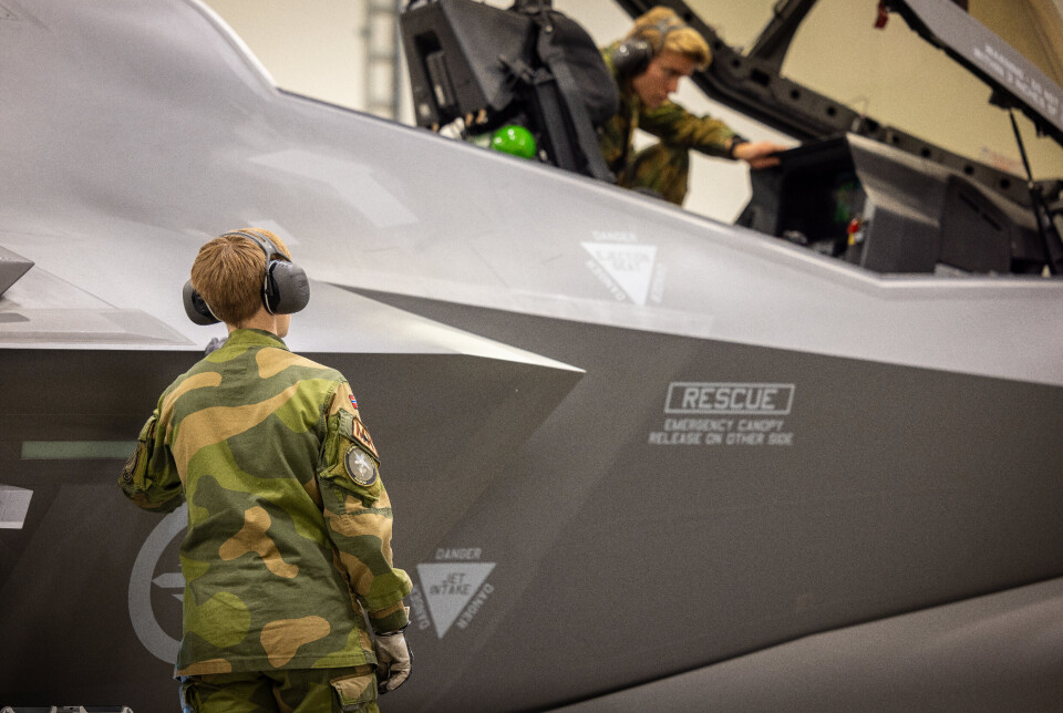 TEKNIKERE: Flyteknikere fra Forsvaret jobber med et F-35 jagerfly på Ørland flystasjon.