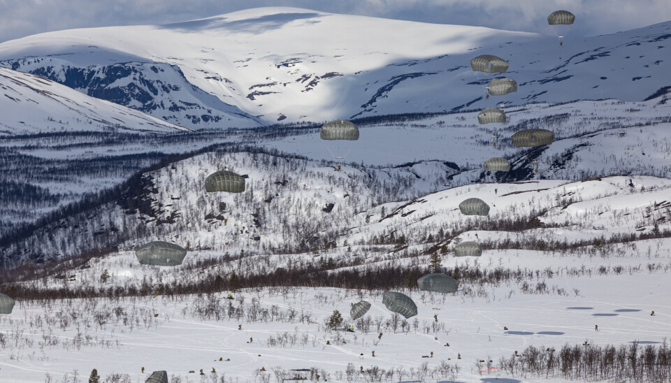 BARDUFOSS: Fallskjermsoldater fra den amerikanske hærens 82. luftbårne divisjon hopper fra et C-17 Globemaster-fly ved Bardufoss. Bildet er fra 13. mai 2025.