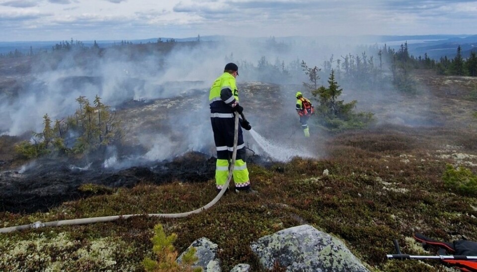 LYNGBRANN: Personell fra brannvesenet jobber med slukking i terrenget på skytefeltet.