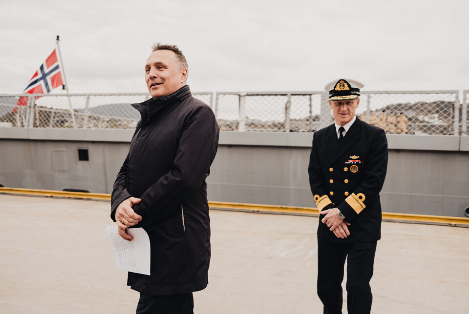 FORSVAR: Tore O. Sandvik (AP) er forsvarsminister. Her besøker han Haakonsvern før fregatten KNM Roald Amundsen la ut på seilas mot Stillehavet med som del av en britisk flåtegruppe.