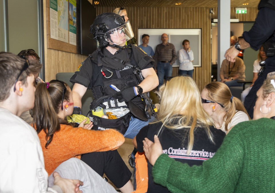 OPPSAMLING AV SKADDE: Foajeen er det første stedet som sikres. Der blir skadde samlet og behandlet. Før ambulanse og brannfolk ankommer, er politiet alene om å behandle skadde.