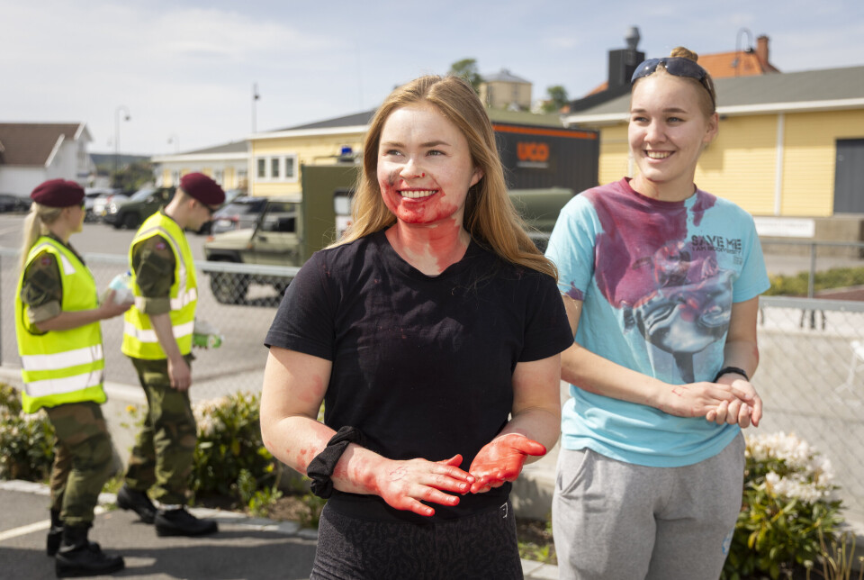 PRAKSISDAG: Ambulanselærlingene Maria Kile og Tora Frigstad var begge markører som endte med å overleve.