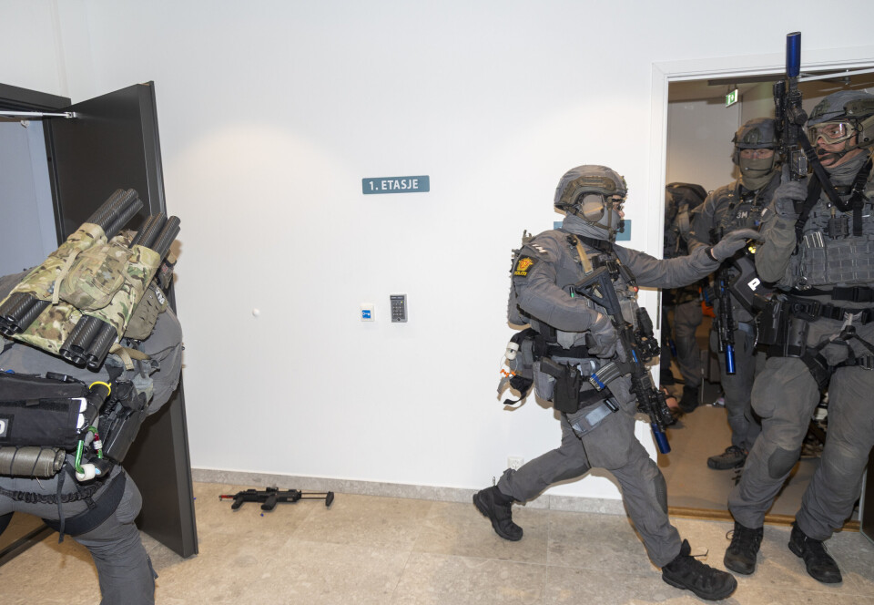 DE GRÅKLEDTE: Politiets beredskapstropp har akkurat skutt en gjerningsmann utenfor helsestasjonen.