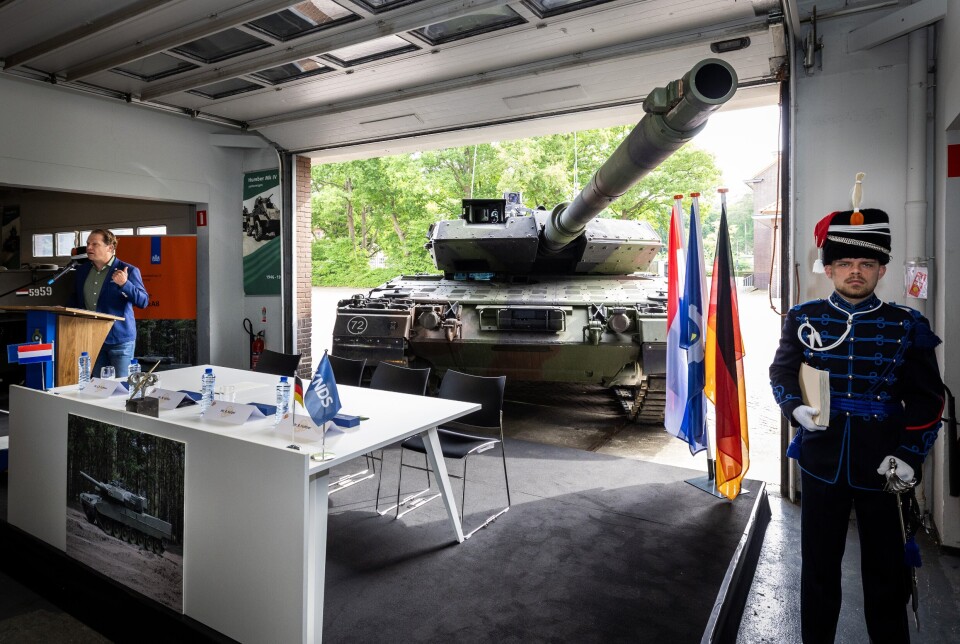 SIGNERING: Forsvarsminister Gijs Tuinman i Nederland under signeringen av avtalen om å kjøpe 46 stridsvogner av typen Leopard 2A8 14. mai.