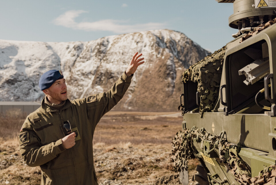 LUFTVERN: Troppssersjant Emil Kristiansen viser fram Nomad på Nordmela på Andøya.