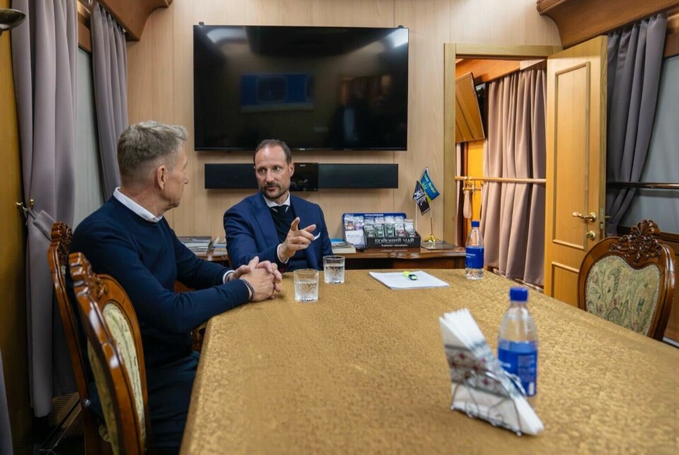 TOGREISE: Kronprins Haakon og energiminister Terje Aasland om bord på nattoget til Kyiv i Ukraina.
