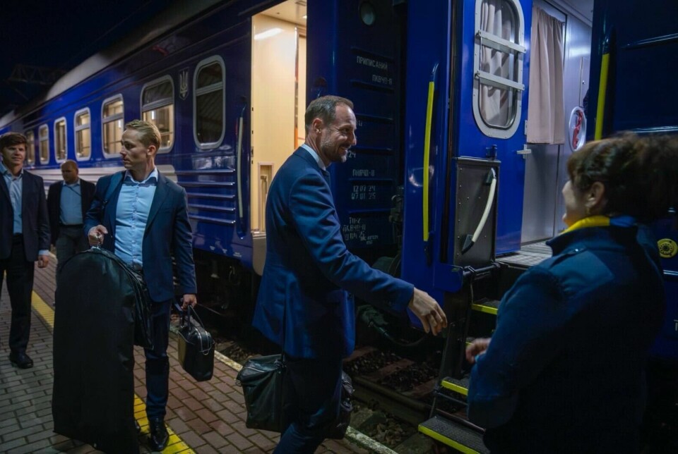 POLEN: Kronprins Haakon ankommer togstasjonen i grensebyen Przemysl i Polen før avreise med nattoget til Kyiv i Ukraina.