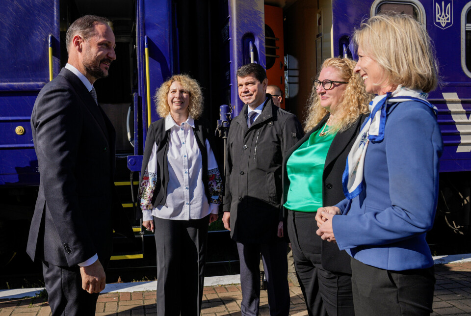 KYIV: Kronprins Haakon ankommer togstasjonen i Kyiv i Ukraina., der han blir hilst velkommen av Ukrainas viseutenriksminister Oleksandr Misjtsjenko og den norske ambassadøren.