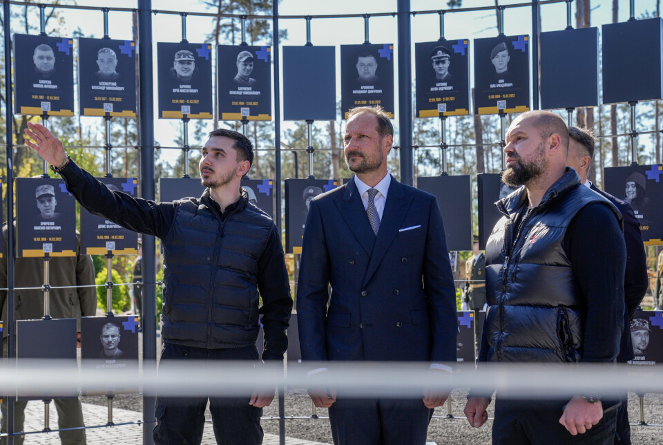 MINNESMERKE: Kronprins Haakon under kransenedleggelse ved 'Seiersenglene' som er en minnesmerke for falne soldater i Mosjtsjun.