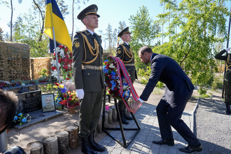KRANSENEDLEGGELSE: Kronprins Haakon under kransenedleggelse ved 'Seiersenglene' som er en minnesmerke for falne soldater i Mosjtsjun. Kronprinsen og energiministeren Terje Aasland besøker Ukraina for å understreke Norges støtte til landet.