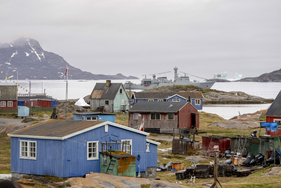 FREGATT: Den danske fregatten Triton avbildet utenfor landsbyen Attu på Grønland. Bildet er fra juli 2024.