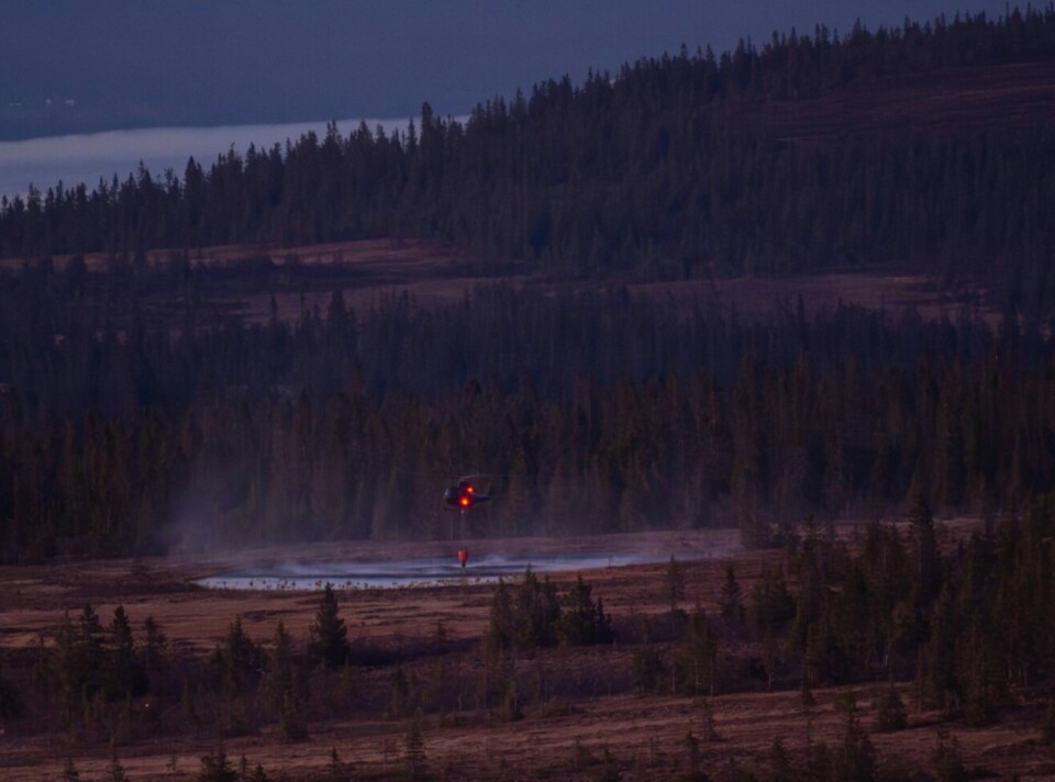 VANN: Forsvarets Bell-helikopter fra Rygge hentet vann fra tjernene rundt brannområdet.