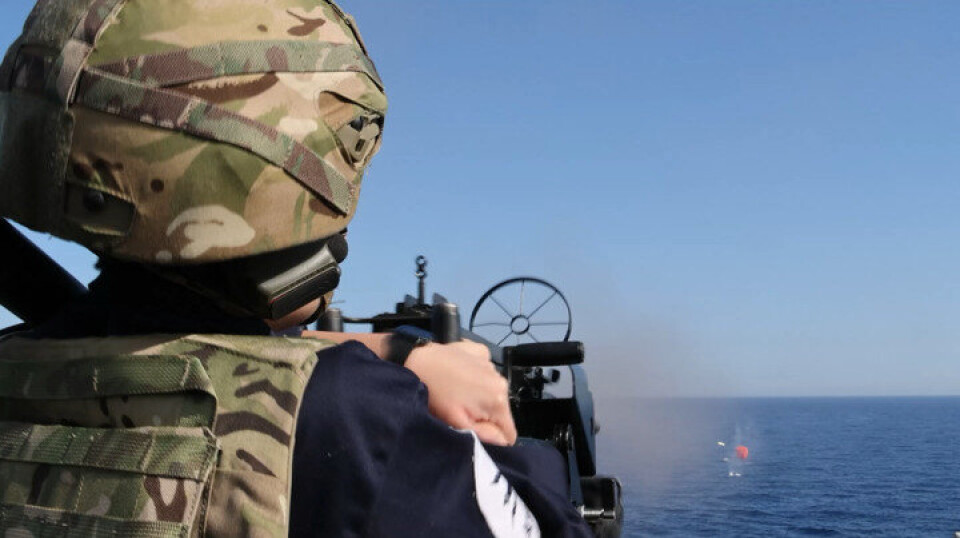 DRAPSTOMAT: Mannskapet på HMS Prince of Wales øvde på å skyte ned en tomatlignende bøye under øvelse på vei mot Indo-Stillehavet.