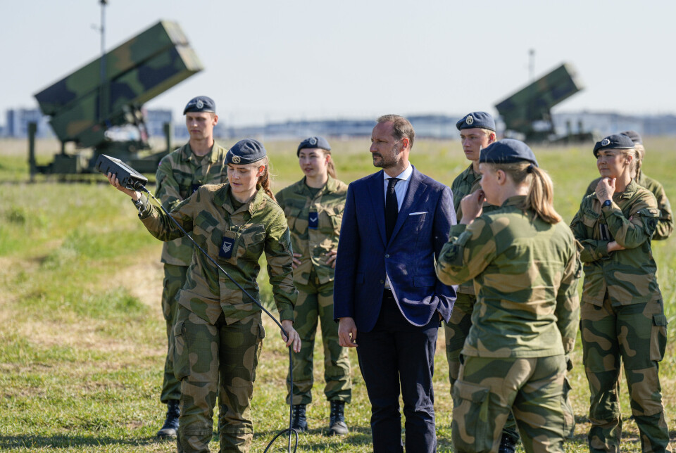 RZESZOW, POLEN: Kronprins Haakon besøker norske styrker i Polen. Tre NASAMS-utskytningsramper er utplassert på base Camp Athena ved Rzeszów–Jasionka flyplass og er bemannet med 130 norske soldater siden desember 2024.