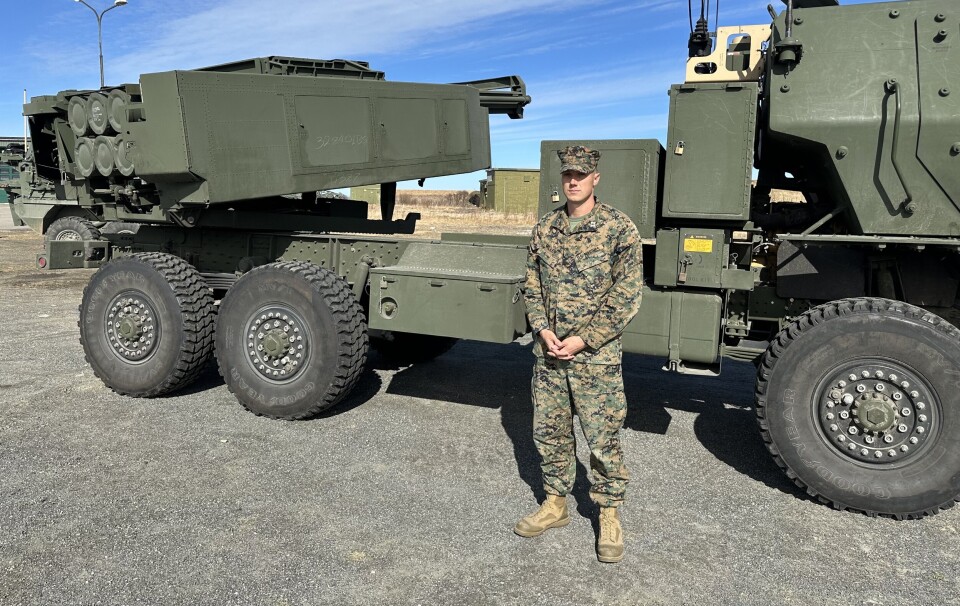 NORGESBESØK: Kaptein Justin Miller står ved Himars-systemet på Andøya.