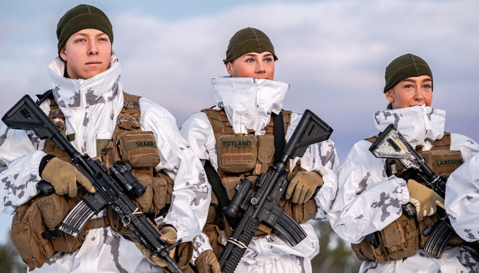 NY UNIFORM: Heimevernet skal få den nye uniformen Nordic Combat Uniform (NCU). Soldater i HV-17 i Finnmark har allerede fått uniformen. Fra venstre: Syvert Skaar, Tiril Ure Totland og Signe Solbrække Larsson