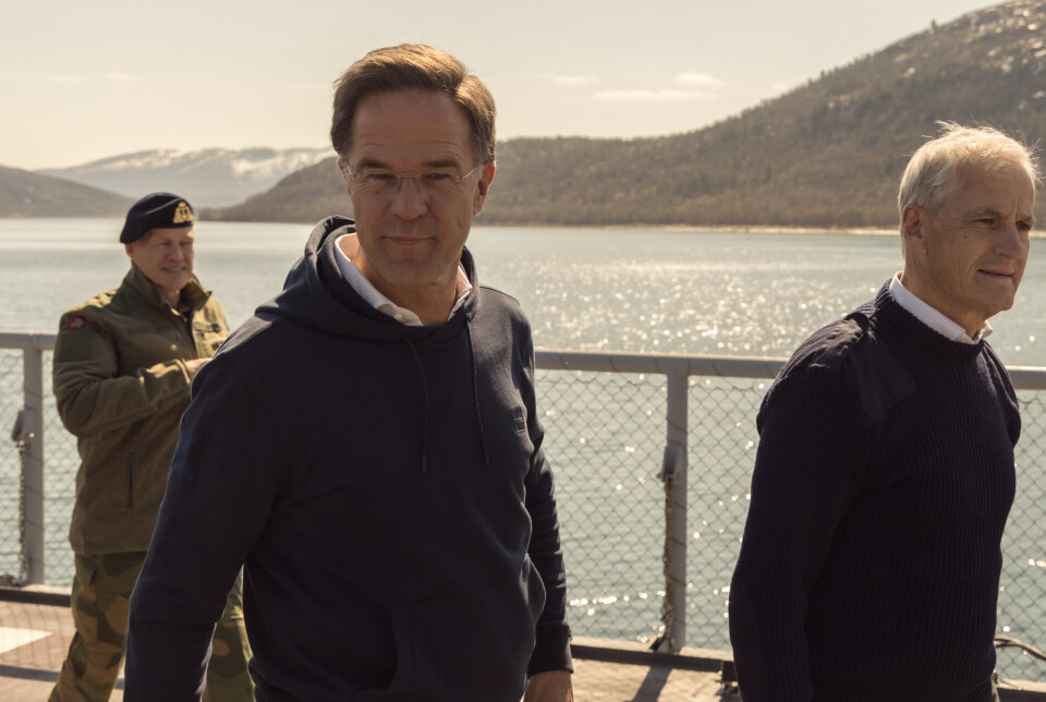 IMPONERT: Natos generalsekretær Mark Rutte fikk se store ulike deler av Forsvaret under sitt besøk i Nord-Norge. Her er han om bord på kystvaktskipet Svalbard i Ramsund.