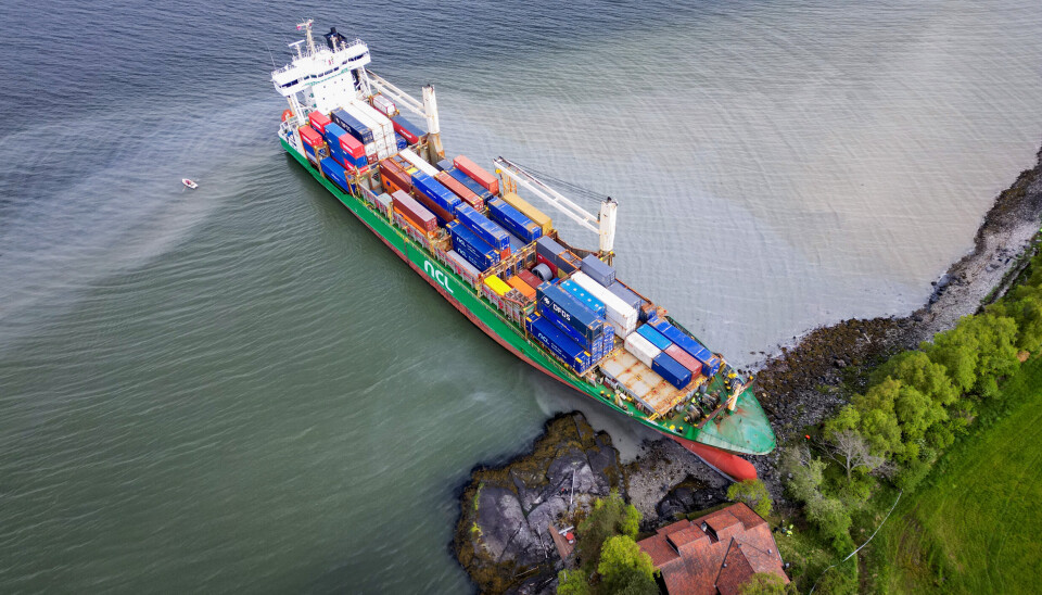 BYNESET: Et 135 meter langt containerskip gikk natt til torsdag på grunn i Trondheimsfjorden utenfor Byneset. Det havnet på land ved en bolig.