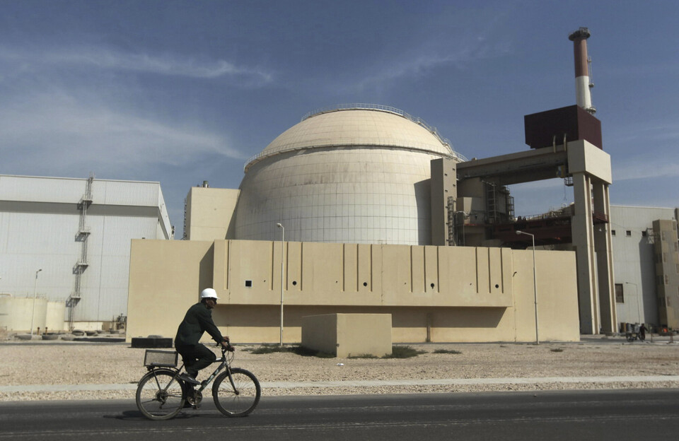 En mann sykler forbi en reaktor ved atomkraftverket i havnebyen Bushehr sør i Iran. USA og Iran møtes fredag til nye forhandlinger om en atomavtale.