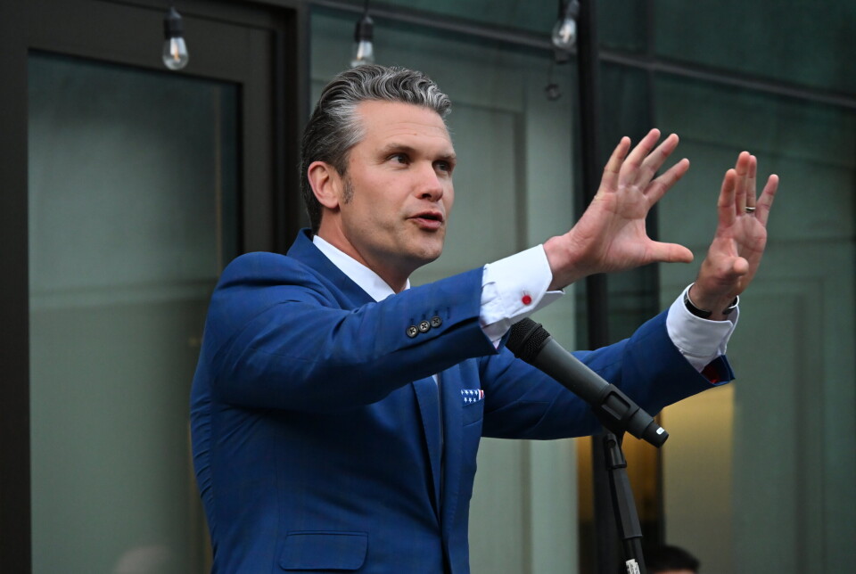 TALE: Pete Hegseth holder tale på den norske ambassaden i Washington D.C..