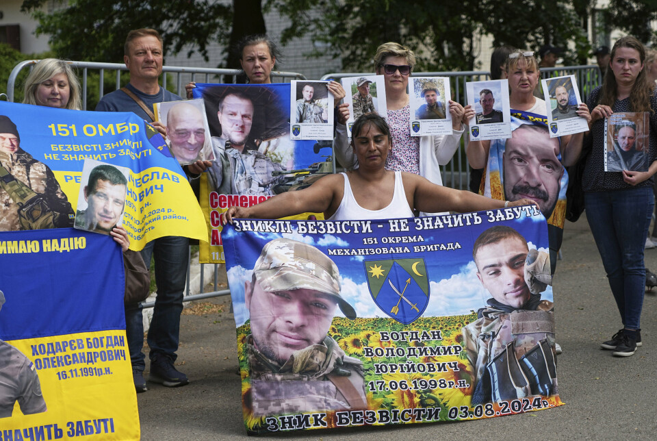 Familiemedlemmer av ukrainske krigsfanger holdt bannere med bilder av soldater i forkant av en fangeutveksling mellom Russland og Ukraina fredag.