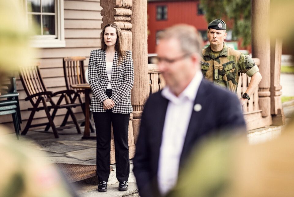 NY JOBB: Ingrid Nikoline Sand står bak daværende forsvarsminister Bjørn Arild Gram på hennes nye arbeidsplass Heistadmoen. Bildet er tatt i 2023.