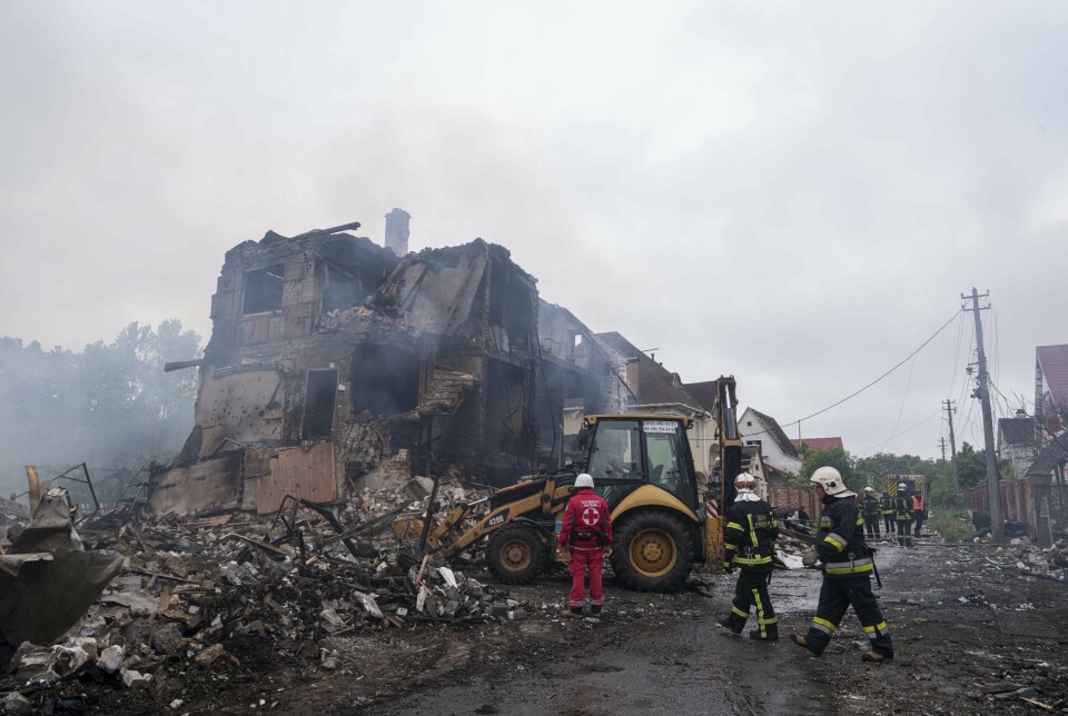 UKRAINA: Russland angriper både militære og sivile mål i Ukraina. Bildet er fra et nabolag i forstaden Markhalivka i Kyiv-regionen og er datert 25. mai 2025.