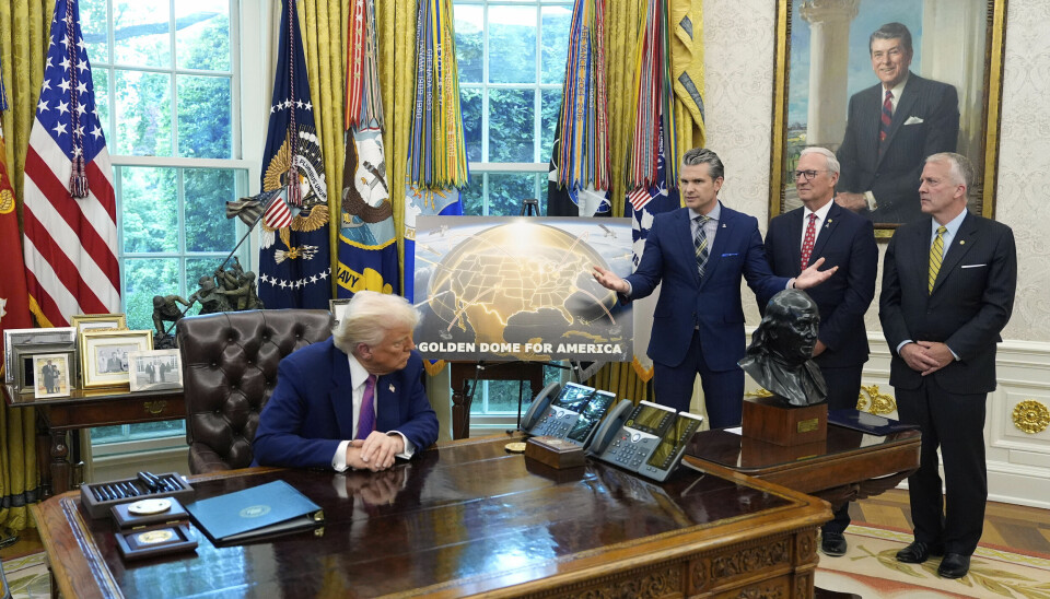 DET HVITE HUS: USAs president Donald Trump, sammen med forsvarsminister Pete Hegseth og senatorene Kevin Cramer og Dan Sullivan i Det hvite hus, 20. mai i år.