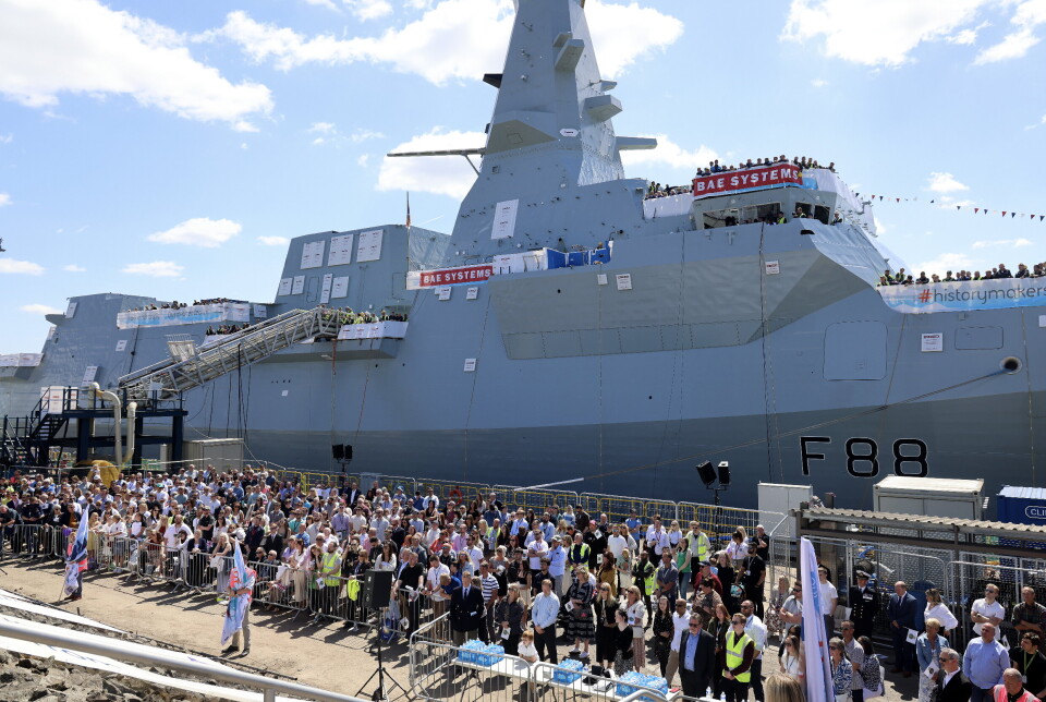 DÅP: Med publikum til stede fikk HMS Glasgow sitt navn i en offisiell seremoni. Også prinsen og prinsessen av Wales, William og Kate, var til stede.