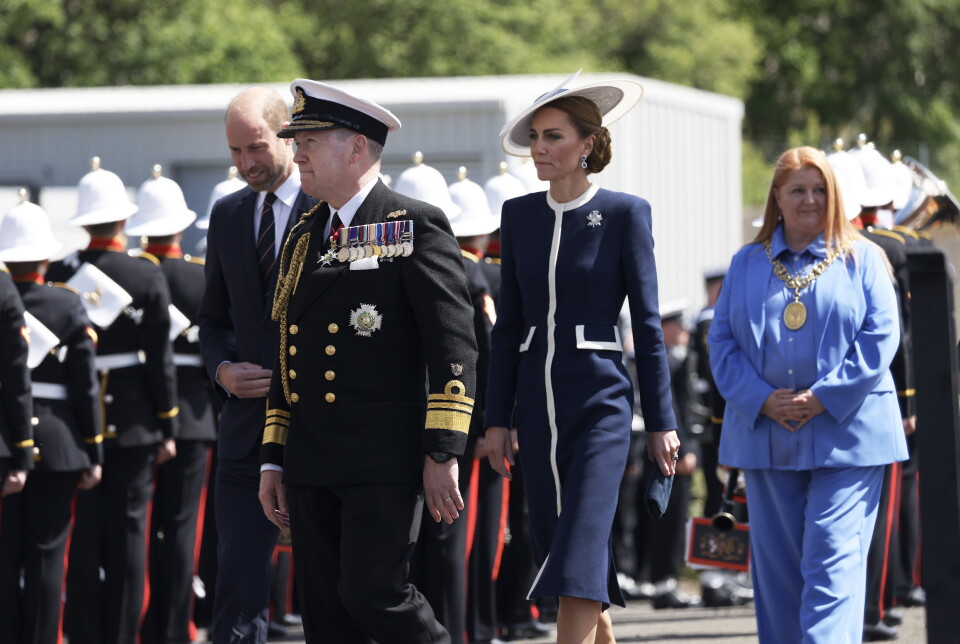 GUDMOR: Prinsesse Kate er gudmor for britenes nye fregatt. Her sammen med sin mann (t.v.) og viseadmiral Sir Martin Connell. Seremonien fant sted i Scotstoun, en bydel i Glasgow.