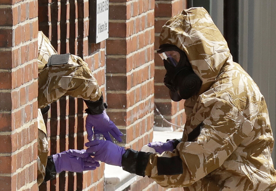 2018: I 2018 var den russiske overløperen Sergej Skripal mål for et angrep med nervegift i Salisbury i Storbritannia. Bildet viser to militære spesialister i beskyttelsesdrakter under opprensingen etter angrepet.