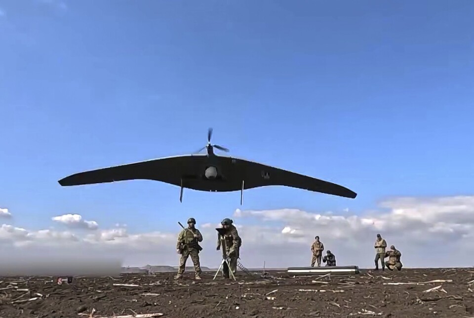 DRONE: Dette bildet er fra en video formidlet fra det russiske forsvarsdepartementet og viser russiske soldater som flyr en etterretningsdrone. Det går ikke frem hvor videoen er tatt. Den ble publisert av russiske myndigheter 18. april.