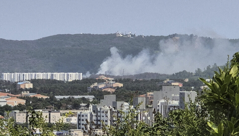 Det stiger røyk far området der et militærfly styrtet i Pohang torsdag.