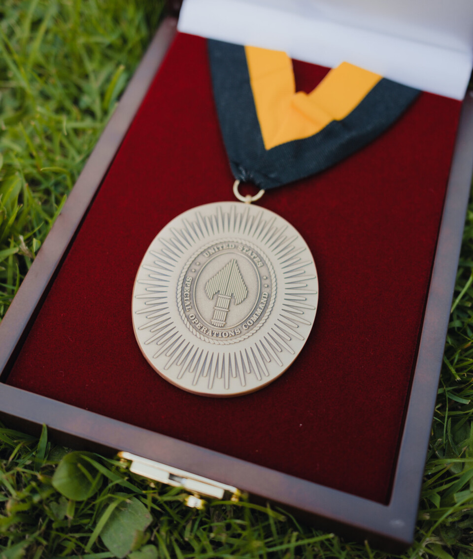SOLID: Medaljen er større en hva undertegnede journalist er vant til, og kommer med et svart og gult bånd.