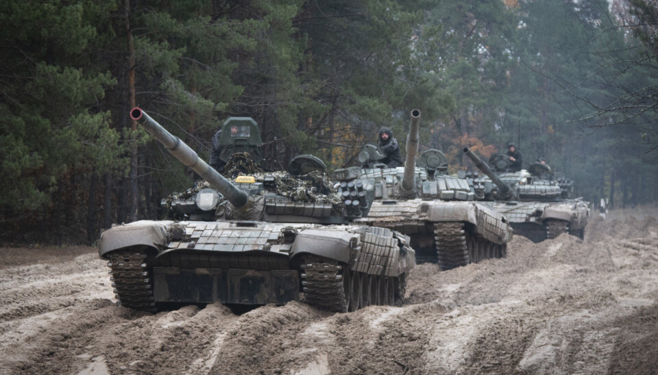 STRIDSVOGNER: Dette arkivbildet fra 28. oktober 2022 viser ukrainske soldater som trener med russiske T-72-vogner i nærheten av grensen til Belarus.