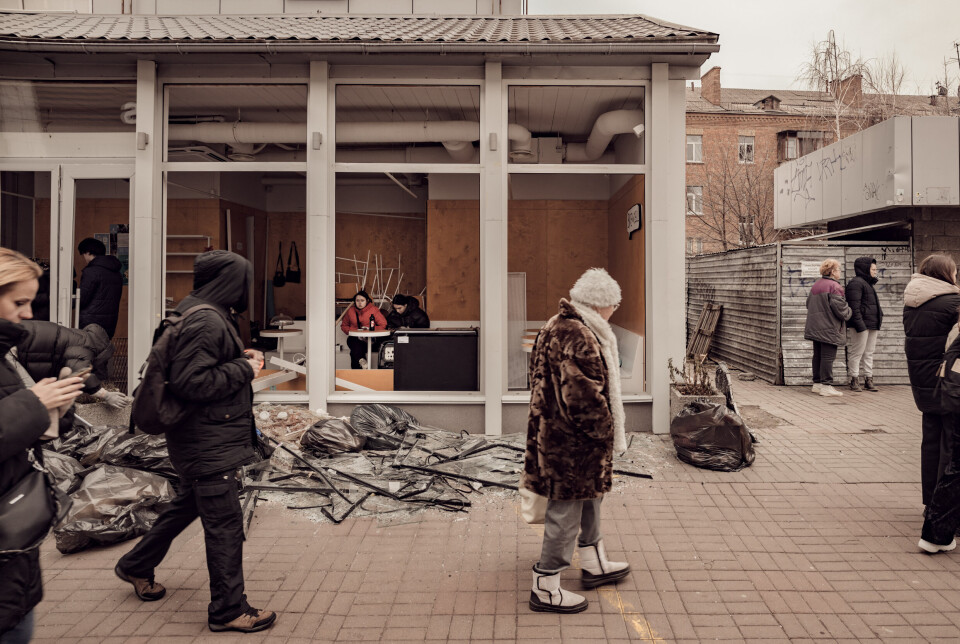 ERFARINGER: Ukrainske tilskuere etter et missilangrep mot Kyiv sentrum i januar i år. Sjevtsjenkivskyj-distriktet ble truffet og førte til store ødeleggelser på boligområdet.