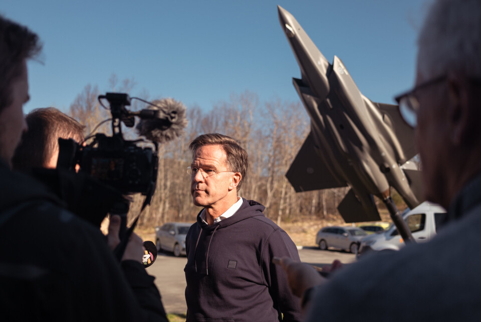 VIL ØKE: Nato-sjef Mark Rutte håper å få vedtatt et nytt prosentmål for hvor mye Nato-landene skal bruke på forsvar, og håper på fem prosent av BNP. Her er Rutte avbildet i Norge, i forbindelse med sitt besøkt til Ramsund orlogsstasjon og Evenes flystasjon i mai i år.