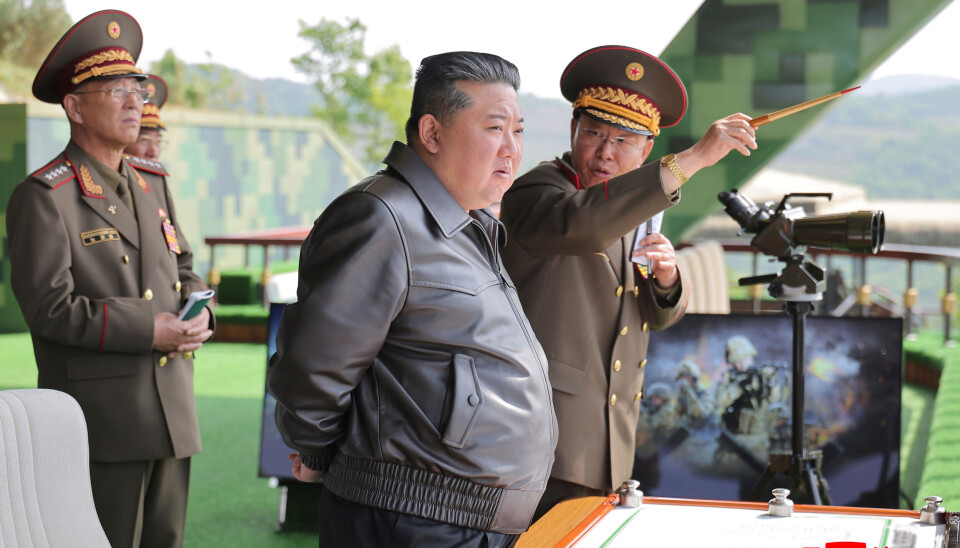 STATSBESØK: På dette bildet fra 13. mai 2025 inspiserer Nord-Koreas leder Kim Jong-un militærøvelsene på et ikke oppgitt sted i Nord-Korea.