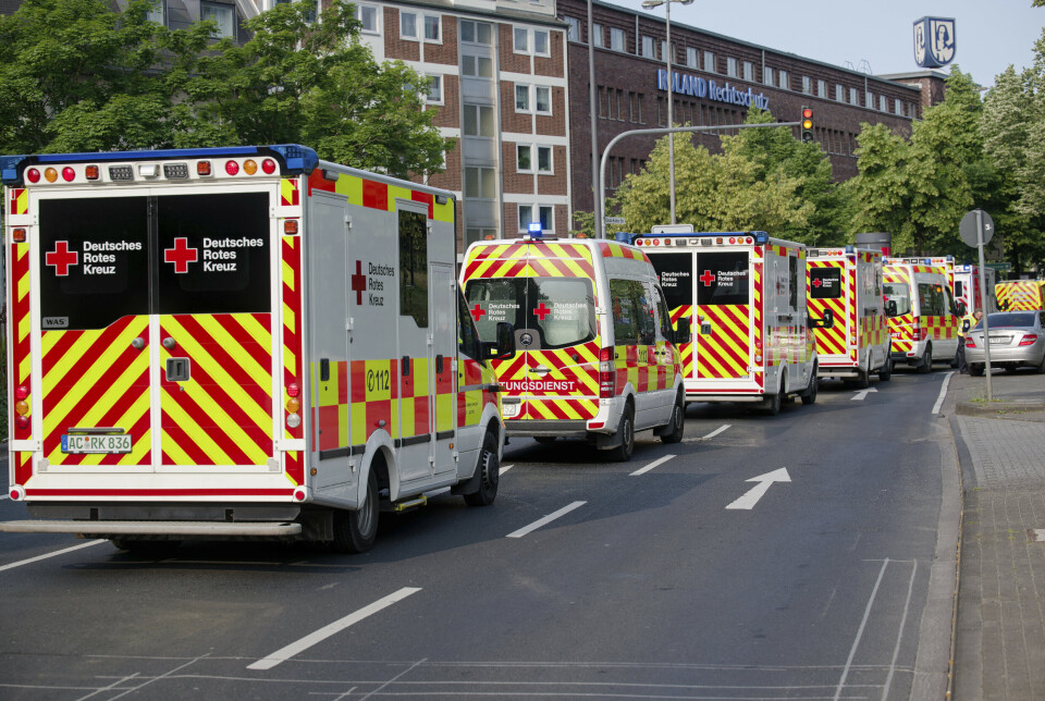 EVAKUERING: Ambulanser på vei for å evakuere Eduardus-sykehuset, som ligger for nær stedet der bomben er funnet.