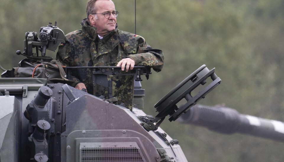 FORSVARSMINISTER: Tysklands forsvarsminister Boris Pistorius på en howitzer under et besøk ved en tysk artilleri-skole i Idar-Oberstein.