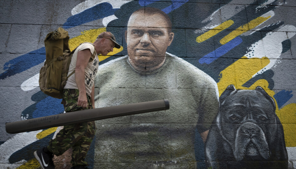LEDET AKSJONEN: En mann går forbi et større veggmaleri i Kyiv som viser sjefen for de ukrainske sikkerhetsstyrkene Vasyl Malyuk, som ledet Spiderweb-aksjonen.