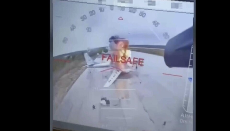 SPIDERWEB: Ukrainske bilder av russiske strategisk bombefly i brann dypt inne på russisk territorium.