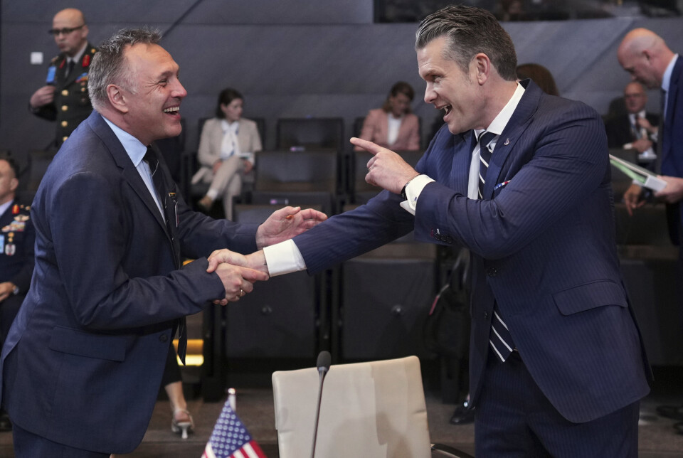 NYE MÅL: USAs forsvarsminister Pete Hegseth har vært klar på at de ønsker at Nato-landene skal bruke fem prosent av brutto nasjonalprodukt på forsvar. Her med Norges forsvarsminister Tore O. Sandvik (Ap) under torsdagens forsvarsministermøte i Brussel.
