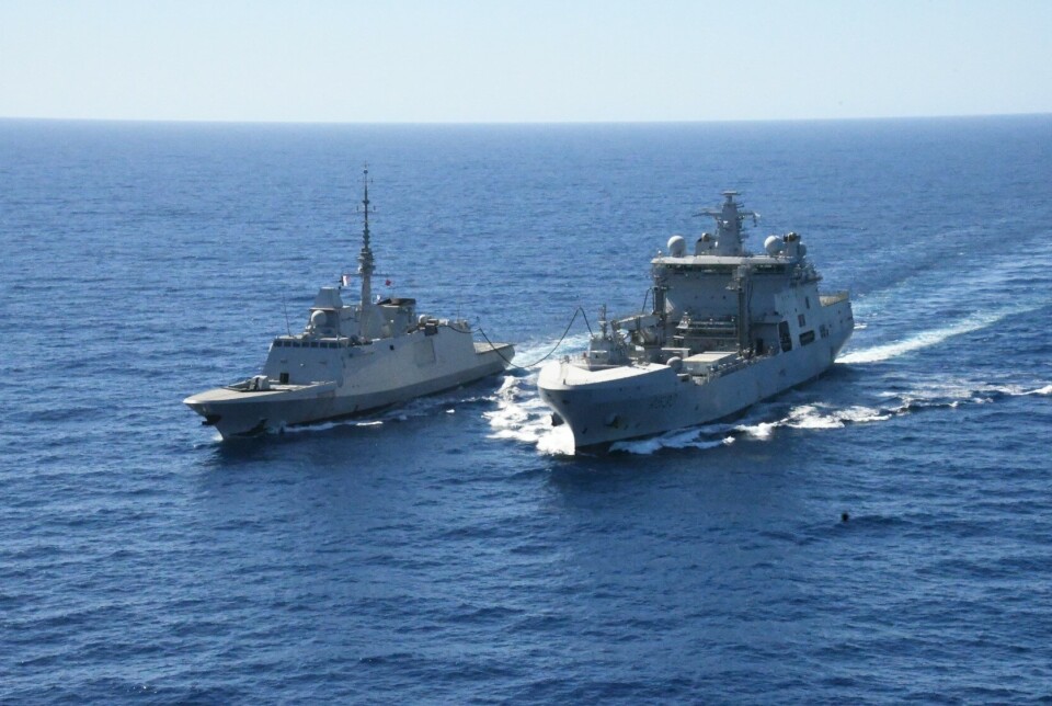 PÅ VEI HJEM: Den franske fregatten Lorraine (t.v.) får drivstoff av KNM Maud under eskorteringen.